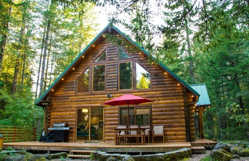 Rhododendron House | Majestic Mountain Home On 10 Acres with Hot Tub