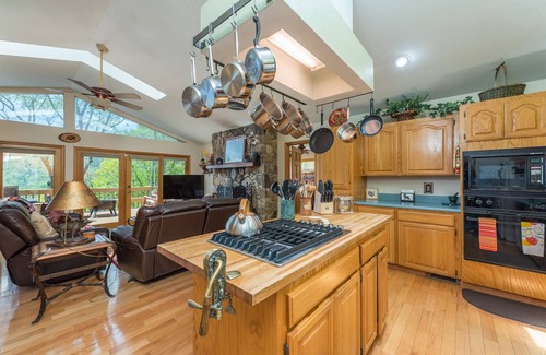 Upper Peachtree Cabin | Majestic mountain view, Luxury Home, Total seclusion-Privacy, Hot Tub, Fireplace