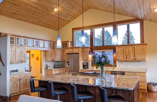 Howard House | Majestic Mountaintop Retreat! Luxury in a serene setting All seasons family fun