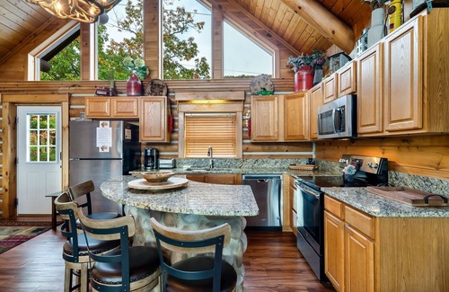 Gatlinburg - Pigeon Forge House | Majestic Views | Smoky Mtn Romance | Ultimate Honeymoon Cabin Near Pigeon Forge