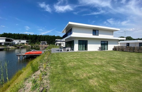 Zeewolde Villa | Majestic villa in Zeewolde with garden