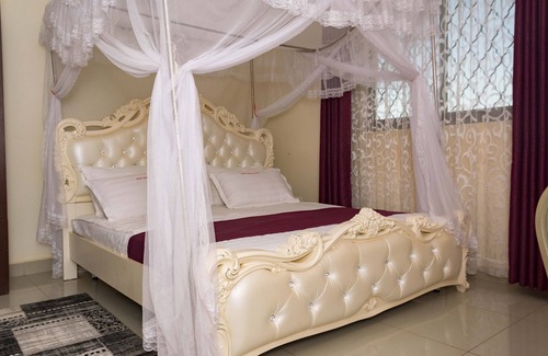 Entebbe Hotel | Mak-Queen HotelL - Kajjansi near the Air Field