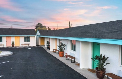 Silk Stocking Neighborhood House | Makai-Sparkling Heated Pool-Downtown Chandler