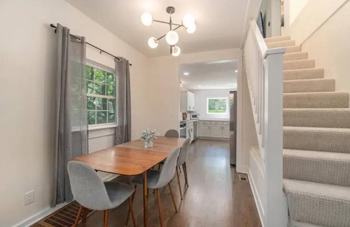 Grandview House | Make beautiful music and sleep up to 14 in this modern-century home!