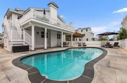 Avalon House | MAKE MEMORIES IN THIS NEWLY RENOVATED BEACH BLOCK HOME WITH HEATED POOL AND A ï¿½PEEKï¿½ OF THE ATLANTIC!