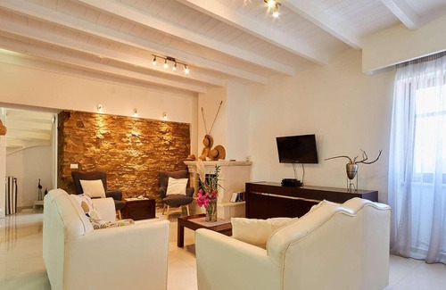 Drosia House | Make the most of the outdoor life at this beautifully designed villa with its stunning pool, covered