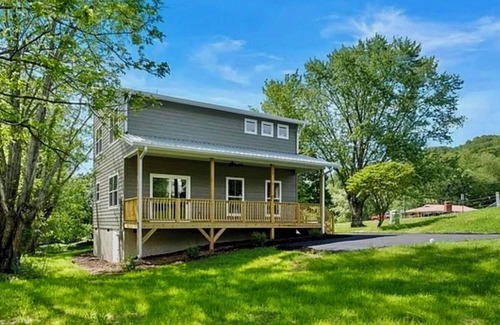 Canton House | Make Your Colorful Fall Memories in Lovely Canton, NC - Minutes from Asheville.