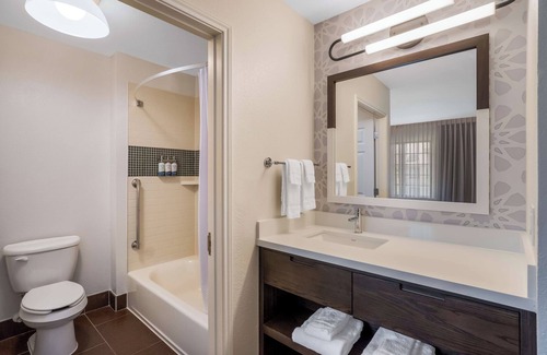 Sorrento Valley Hotel | Make Your Trip More Enjoyable! Heated Outdoor Pool, Pets Are Welcome!