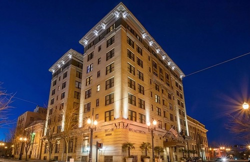 Goose Hollow Hotel | Make Your Trip More Enjoyable! 2 Comfortable Units, Pop-Up Cinema, Pets Allowed!