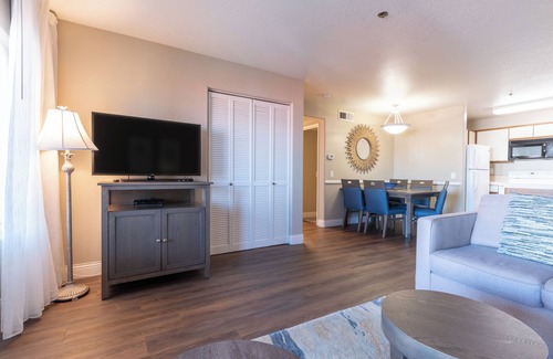 Capistrano Beach Hotel | Make Your Trip More Enjoyable! 2 Relaxing Units, Free Parking, Pool, Beachside!