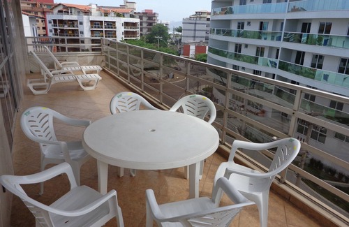 Centro Apartment | MAKE YOURSELF AT HOME!Wide, 4 Bedrooms, AR Condcionado, FREE WI-FI, near the crafts fair!