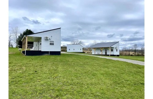 Carbon Hill House | Makenna-NEW tiny home with shared fishing pond