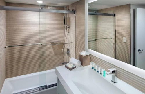 South Sound House | Making The Best Memories Along The Way! Beachfront, Short Drive to Heroes Square