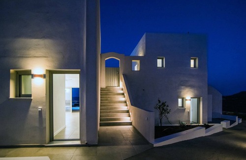 Diakofti Apartment | MakriKythera's Private Pool Suites - Luxury Oasis
