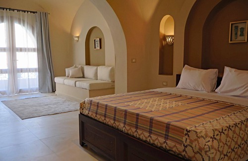 Luxor Hotel | Malkata House - 32 ppl - Desert Oasis: Pool & Dine