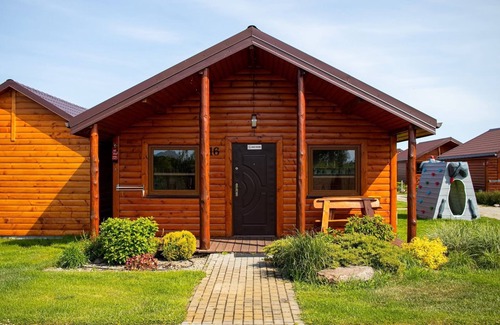 Postomino Cabin | Maltańska Ostoja: Urocze Domki Nadmorskie - Wypoczynek w Bliskości Natury"