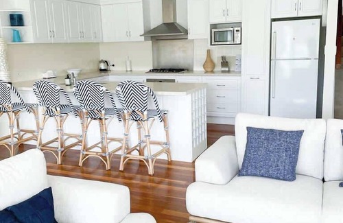 Malua Bay House | Malua Bay Beauty | Pet-Friendly, Waterfront, Mins to Cafe | Wifi & Pool Table
