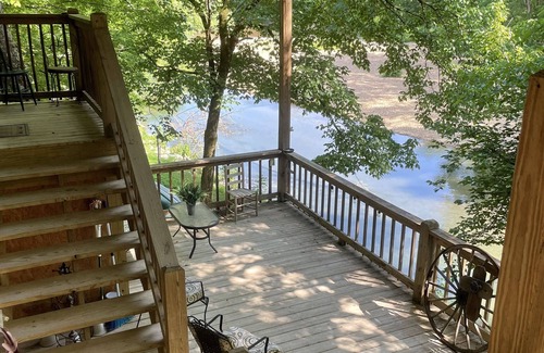 Olivehill Cabin | Mama Bears Cozy Creekside Cabin at Up The Creek
