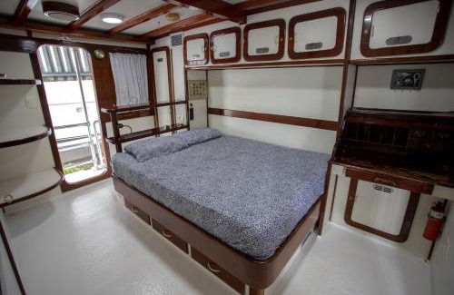 Ponta Negra Boat Rental | Mamirauá Barco Hotel