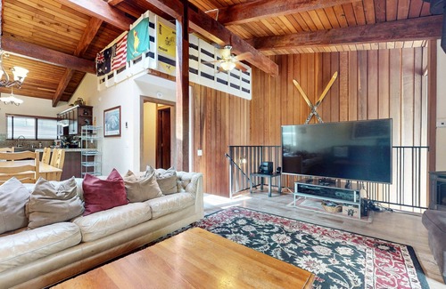 Mammoth Lakes Condo | Mammoth Estates 229 Spacious Pet-friendly Mountain Modern Condo with Private Washer Dryer by RedAwning