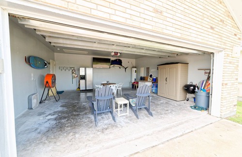 Safe Harbor House | MAN CAVE GARAGE ! Great for 2 couples or a small family. Ground Floor. Shared Pool. King bed
