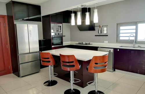 Faaa House | Manapiti on the hill, in luxury residence Pamatai Hills, close to airport