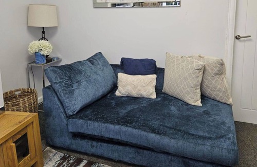 Droylsden House | Manchester 2-Bed House, Sleeps 4, 20 Min to Centre