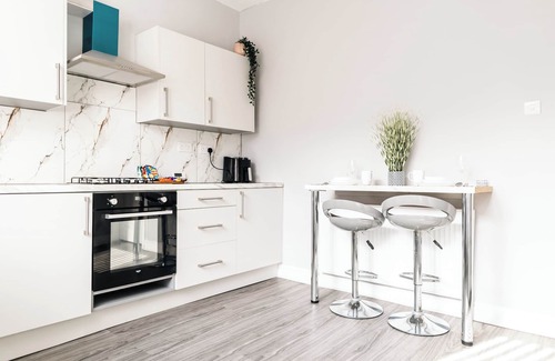 Belle Vue House | Manchester, Eithad, Co-op Live with Free Parking