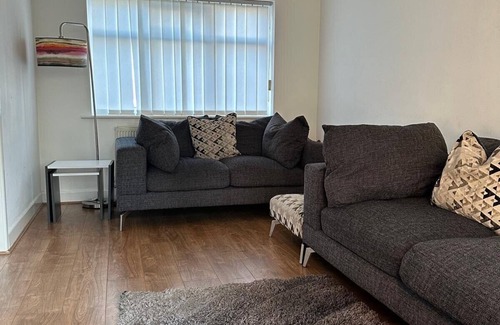Walkden House | Manchester Retreat with 3 Bedrooms