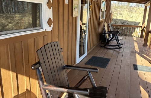 Goose Rock Cabin | Manchester's Mountain of RestnMountain top/private/sunsets/animals/rest relax