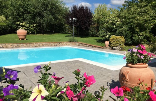 Gallicano Cottage | MANDOLATA - cottage with garden, shared pool, private veranda