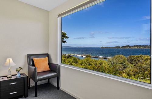 Alonnah House | Manfield Seaside Bruny Island - Beach/Waterfront - 3 Bedroom house