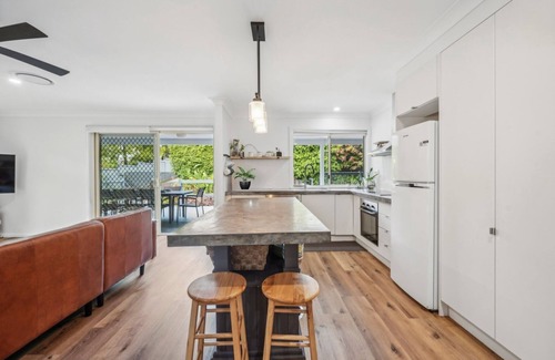 Toormina House | Mango Cottage 8 – Poolside Family Retreat with 4 Ensuites, Pet Friendly