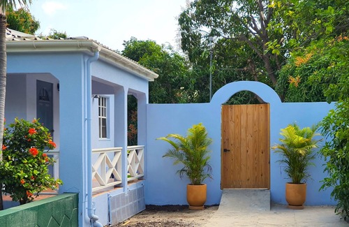 Valley Church Cottage | Mango Tree Cottage with Chill Pool. Short Walk To The Beach