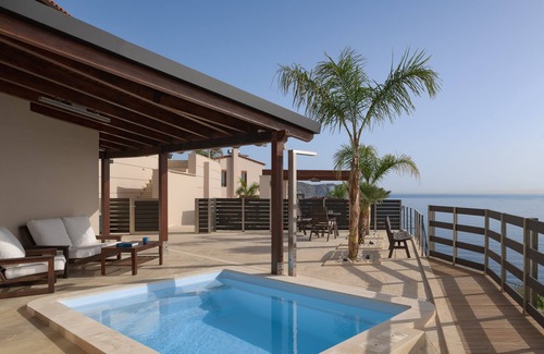 Linoperamata Villa | Manificus Suite III, with Heated Pool Just for Two