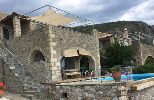 Lefktron House | Manivilla with pool by the sea