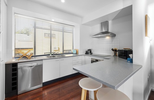 Manly House | Manly Beach View Townhouse Haven - Coastal Retreat walk to the shops and water!
