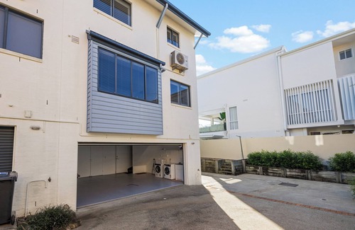 Manly House | Manly Beach View Townhouse Haven - Coastal Retreat walk to the shops and water!
