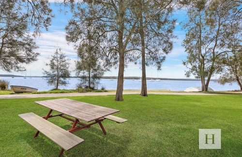 Mannering Park House | Mannering Lake House - Spacious family entertainer on waterfront