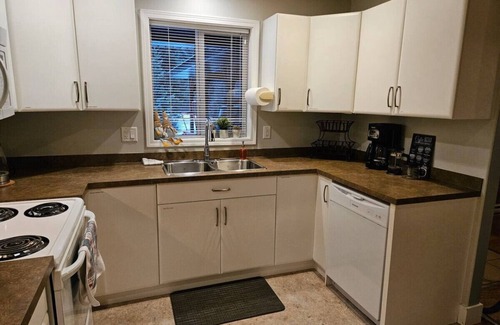 Okanagan-Similkameen House | Manning Park Hideaway 3 Bdrms, Hot tub + Woodstove