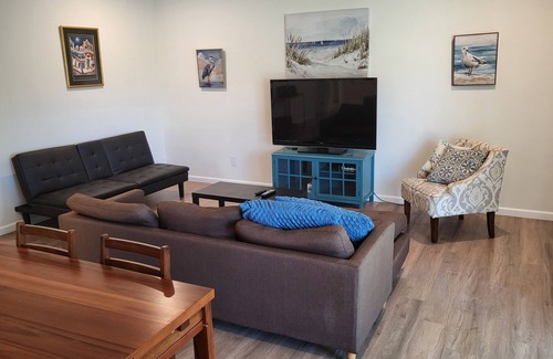 Manoa House | Manoa Cottage with Patios and Decks