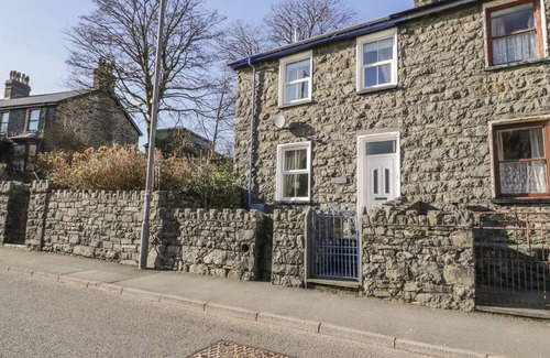 Manod Cottage | MANOD VIEW, pet friendly in Blaenau Ffestiniog