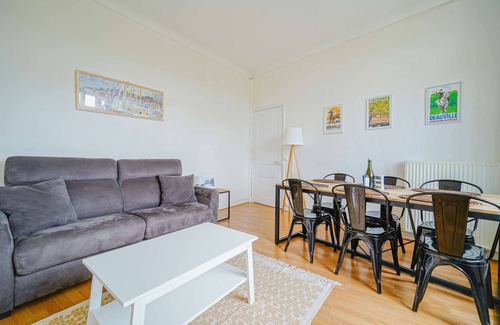 Touques Apartment | Manoir du Vert Galant 6 people accomodation 2 Balconies Fully Furnished CC Deauville
