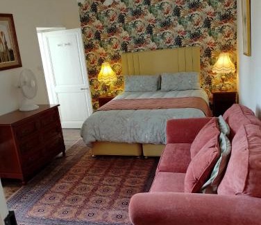 Montmoreau-Saint-Cybard Bed & Breakfast | Manoir La Breuille