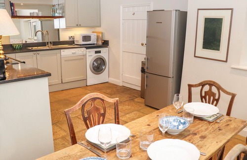 Ampney Crucis Cottage | MANOR COTTAGE, pet friendly, character holiday cottage in Poulton