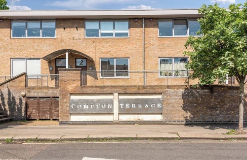 Harringay Apartment | Manor House Studio by MoreThanStays | Garden