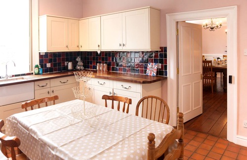 Kidlington House | Manor House - sweeping Georgian Manor in a canal-side hamlet