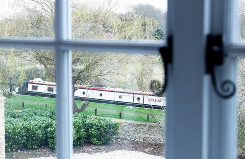 Kidlington House | Manor House - sweeping Georgian Manor in a canal-side hamlet