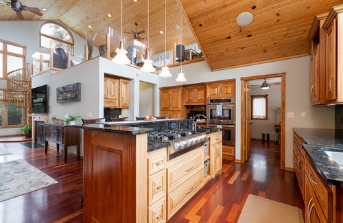 Champlin House | Manor on the River, 5,000 SQFT, Hot Tub & Kayaks