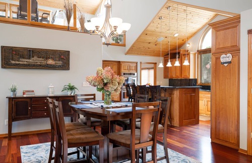 Champlin House | Manor on the River, 5,000 SQFT, Hot Tub & Kayaks